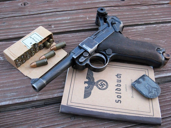 Nemislarning to'pponchalaridan namuna. Unda "Tinchlik xohlasang, urushga tayyorlan" jumlalari yozib qo'yilgan.