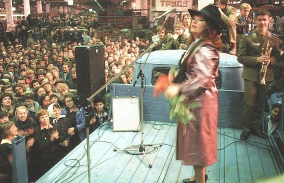 ZIL ishchilarining dam olish tadbirida ular uchun kuylayotgan Alla Pugacheva. 1983-yil