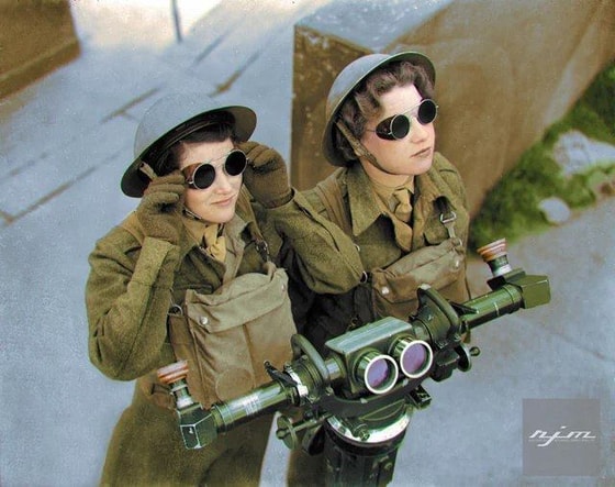 Xotin-qizlar yordamchi hududiy korpusi kuzatuvchilari. London, 1940-yil sentyabr