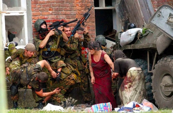 2004-yilda Shimoliy Osetiyaning Beslan sharidagi maktabda yuzlab o'quvchi va o'qituvchilarining chechen qo'shinlari terrorchilari tomonidan garovga olinishi