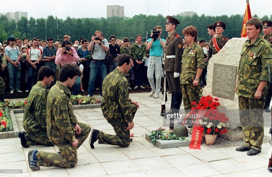 Afg'on faxriylari ochilish marosimida urushda qurbon bo'lgan sovet askarlari xotirasiga bag'ishlangan yodgorlik oldida. 1988-yil 26-iyun