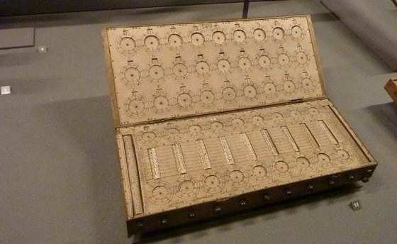 Dunyodagi eng birinchi kalkulyator. U 1678-yil fransuz mexanigi va soatsoz Rene Grillet de Rovin tomonidan ixtiro qilingan