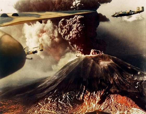 Ikkinchi Jahon urushi vaqtlarida vulqon otilishi vaqtida Vezuviy tog'i yonidan uchib o'tayotgan bombardimonchi samolyotlar. Mazkur vulqon yon atrofdagi qishloqlarni butunlay vayron qilgan va 57 kishi halok bo'lgan. 1944-yil