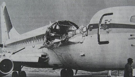 1988-yilda parvoz vaqtida bosim pasayishi oqibatida yuqori fyuzelyaj strukturasining qattiq qismi tushib ketgan, lekin shunga qaramay xavfsiz qo'nishga muvaffaq bo'lgan Gavayi yo'lovchi samolyoti