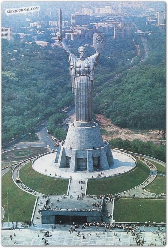 Kiyevda joylashgan balandligi 102-metr, og'irligi esa 560 tonnani tashkil qiluvchi Vatan yodgorligi. 1987-yil