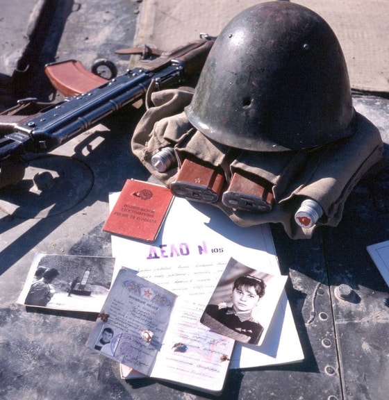 1980-yillarda sodir bo'lgan jangda halok bo'lgan afg'onistonlik askarning shaxsiy buyumlari