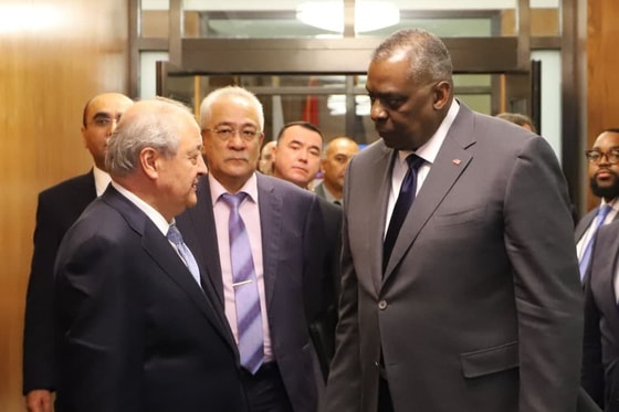 На фото Абдулазиз Камилов и Ллойд Остин / Открытые источники