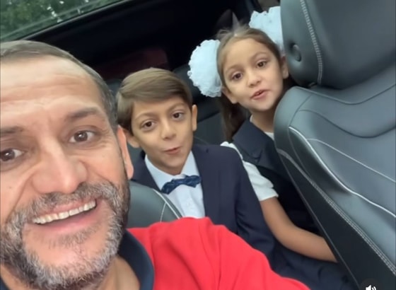 Исполнитель Джахонгир Отажонов с сыном и дочерью