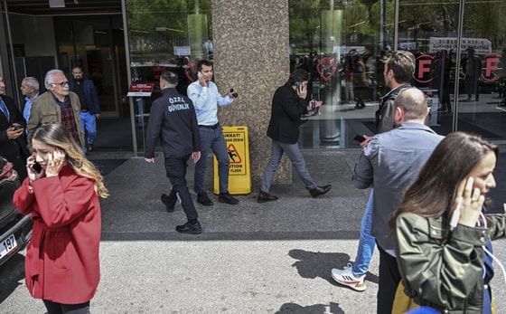 На фото&nbsp;люди покидают здания во время землетрясения в Стамбуле / Getty Images