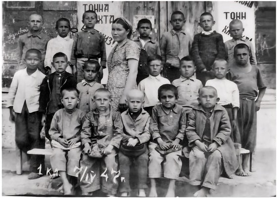 Ислам Каримов среди одноклассников. Второй ряд, первый слева. Фото: Лола Каримова-Тилляева