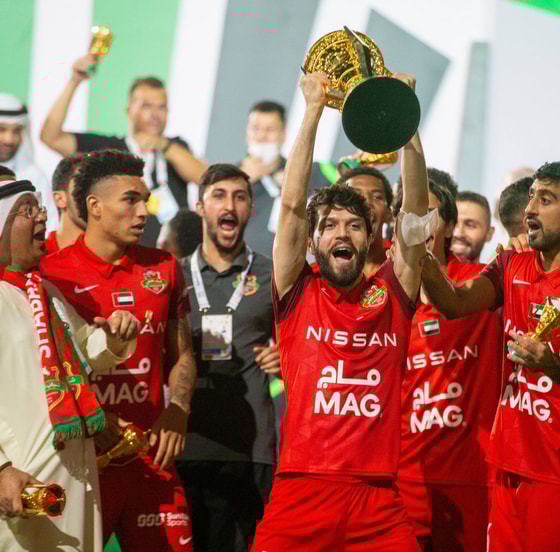 Машарипов держит Кубок Президента ОАЭ/ Olamsport