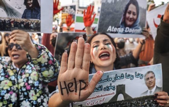 Hijob noto'g'ri kiygani uchun hibsga olingan 22 yoshli Mahsa Aminiyning o'limiga qarshi Eronning Istanbuldagi konsulligi oldida namoyishlar bo'lib o'tdiFoto: Getty Images