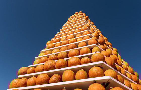 Neapolda qovoqlardan tiklangan piramidaFoto: Getty Images