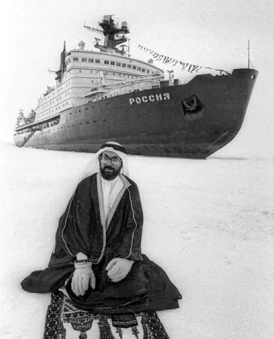 Saudiya Arabistonidan kelgan turistning Shimoliy qutbda ibodat qilish jarayoni. 1990-yil