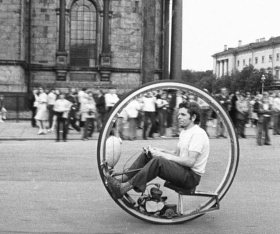 Muhandis Eduard Melnikov va u ixtiro qilgan "skuter g'ildiragi". Sankt-Peterburg, 1981-yil