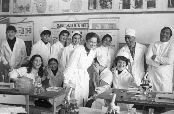 Toshkent tibbiyot institutining afg'on va sovet talabalari. 1982-yil