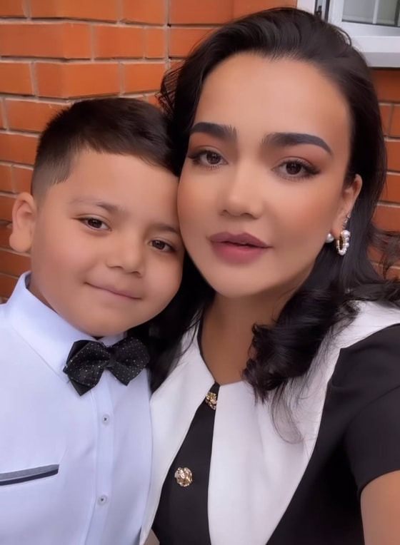 Певица Рухшона с сыном и дочерью