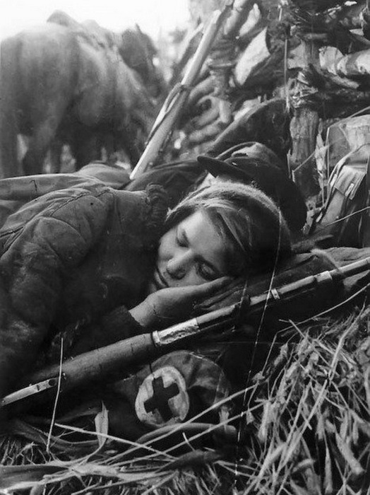 Санитарка в минуты отдыха.