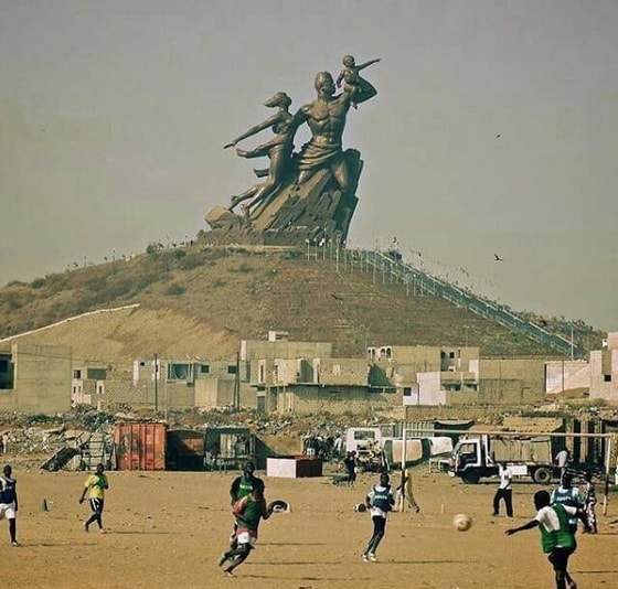 Afrika uyg'onish davri Senegal poytaxti Dakar shahridagi ulkan yodgorlik. Mazkur yodgorlikning bo'yi 49 metr bo'lib, qiymati 27 mln dollarni tashkil qiladi