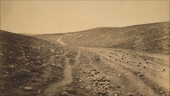 Qrim urushi paytida Rojer Fenton tomonidan 1855-yil 23-aprelda olingan mashhur "O'lim soyasi vodiysi"