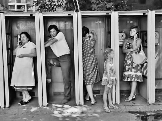 Toshkent sharida joylashgan ko'chalarning biridagi taksofonlar. 1987-yil