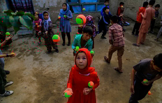 Kobulda bolalarga sirk tomoshalarini o'rgatish jarayoni&nbsp; Foto: EPA/Vostok-foto&nbsp; &nbsp;