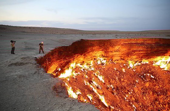На фото газовый кратер&nbsp;в пустыне Каракумы, именуемый&nbsp;«Вратами ада» / TravelAsk