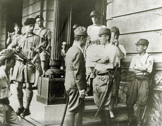 Gongkong garnizonini inglizlar bilan taslim qilish bo'yicha muzokaralar olib borish uchun kelgan yapon zobitlari. 1945-yil