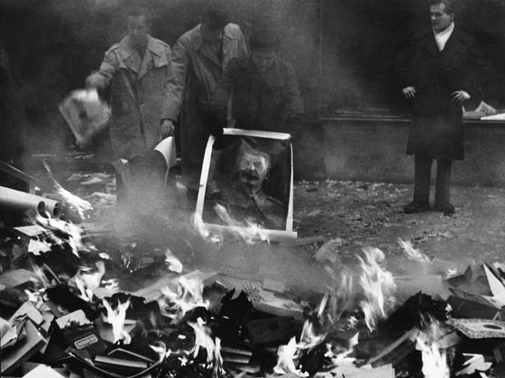 Vengriyada isyonchilar tomonidan Stalinning portreti yoqib yuborilishi, 1956-yil