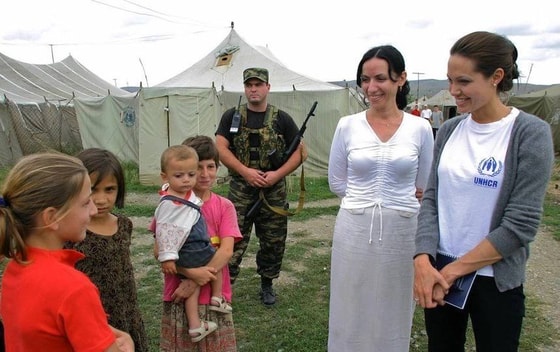 Anjelina Joli Ingushetiyadagi chechen qochqinlar lagerida. 2003-yil