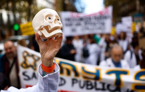 Madriddagi tibbiyot xodimlari namoyishi&nbsp; Foto: EPA