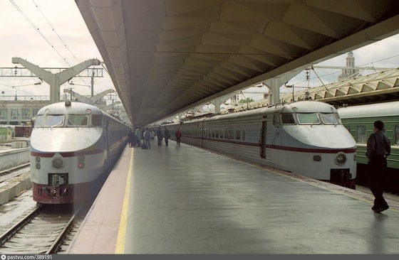 Moskvadagi Leningrad temir yo'l stantsiyasida ER-200 poezdlari. 2000-yil