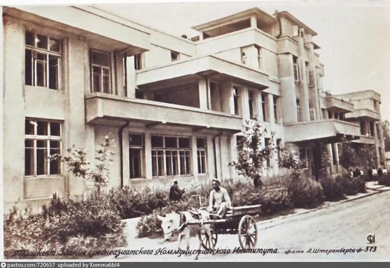 Toshkentdagi konstruktiv yodgorligi. Undan 1927-yilda SaDU talabalar turar joyi, urush yillarida gospital sifatida foydalanilgan. Hozir esa O'zbekiston Adliya vazirligi binosi hisoblanadi