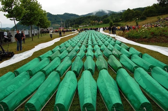2007-yilda Srebrenitsada Sebriya armiyasi tomonidan sodir etilgan genosid qurbonlarining dafn etish marosimi