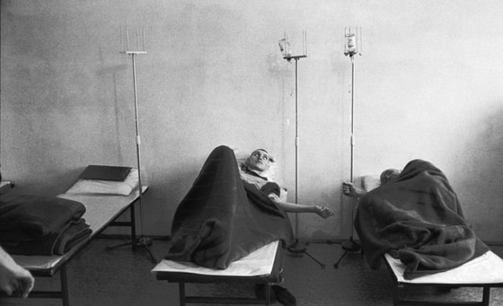 Kemerova viloyatidagi o'n oltinchi koloniyadagi sil kasalligiga chalingan mahbuslarning davolanish jarayonlari. 2001-yil