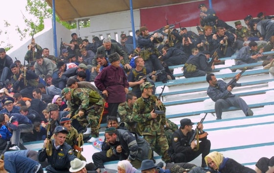 Chechenistonda Ahmad Qodirov minbari ostidagi portlashdan bir nech daqiqa o'tib. 2004-yil 9-may