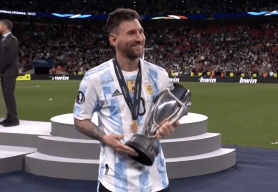 Лионель Месси с кубком Финалиссимы 2022