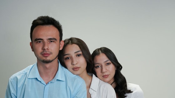 На фото слева направо: редактор раздела Repost Avto Тимур Саттаров, редакторы Repost Lifestyle Асаль Ачилова и Хилола Игамбердиева. &nbsp;