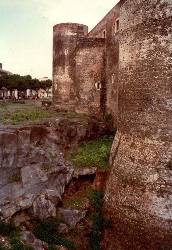 Kataniya shahrining qadimiy devorlari yaqinida qotib qolgan lavaning ulkan qatlami. 1999-yil Italiya