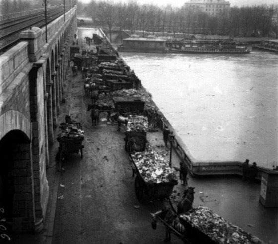 1910-yillarda Parijdagi Sena daryosining chiqindilar bilan to'lgan qirg'oqlari