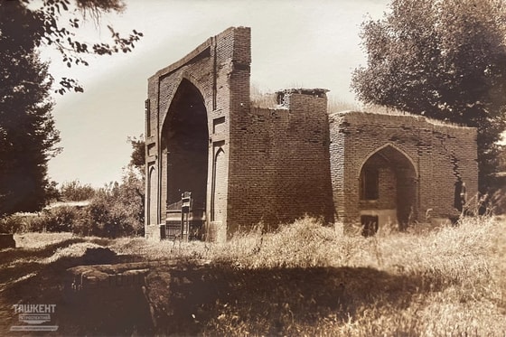 Toshkent shahrida joylashgan Shayx Boboxoji maqbarasi(1924-1929-yillar). Mazkur maqbara Hasti Imom majmuasi hududida joylashgan bo'lib, u 1939-yilda g'ishtlar bilan demontaj qilingan