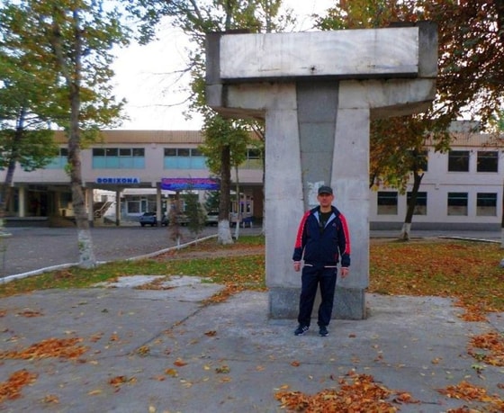 Руки, держащие кирпич, после переноса на ул. Лисунова, 2015 г.