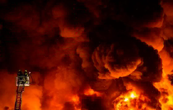 Germaniyadagi omborxonalardan birida sodir bo'lgan yong'in&nbsp; &nbsp;Foto: DPA/TASS Select an Image