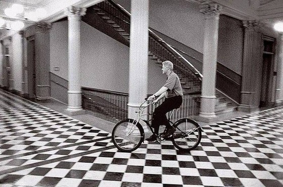 Velosipedda Oq uy ichida sayr qilib yurgan AQShning 42-prezidenti Bill Klinton. 2001-yil yanvar