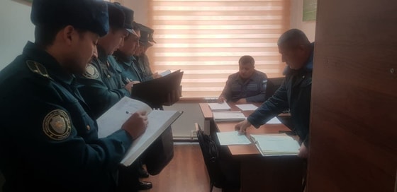 Анвар Султанов и Хайрулла Болтабаев принимают отчеты от инспекторов по профилактике.