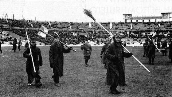 Asirga olingan nemislar Moskvaning "Dinamo" - Tbilisi o'yinidagi tanaffus vaqtida stadionni tozalash jarayonlari. Moskva, 1945-yil