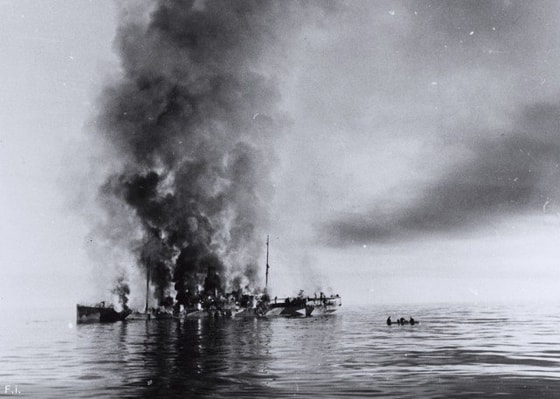 Germaniyaning "Admiral Scheer" og'ir kreyserining hujumidan keyin cho'kayotgan "Aleksandr Sibriyakov" kemasi