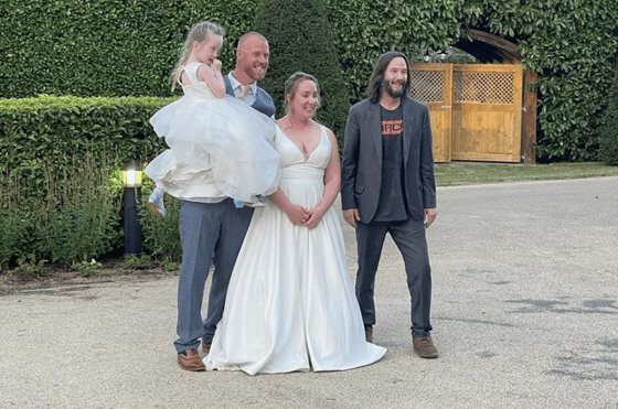 Фото: Киану Ривз с молодоженами&nbsp;