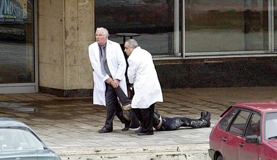 Shifokorlar o'ldirib keyilgan avanyurist Olga Romanovaning jasadini Nord-Ost teatridan olib ketishmoqda. 2002-yil 26-oktyabr