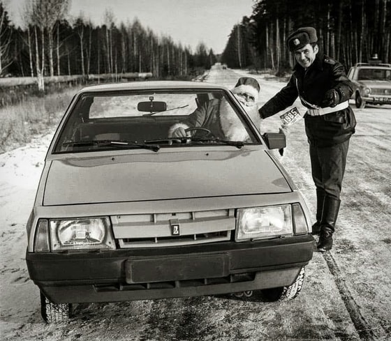 1985-yilda ishlab chiqarilgan yangi rusumli VAZ 2108 "Sputnik" avtomobili va qorbobo